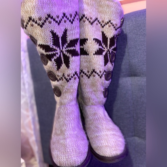 size 7 fuzzy winter boots - Picture 4 of 4